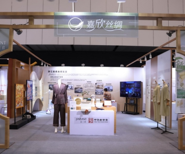 w66集团丝绸亮相首届浙江省汗青经典产业展
